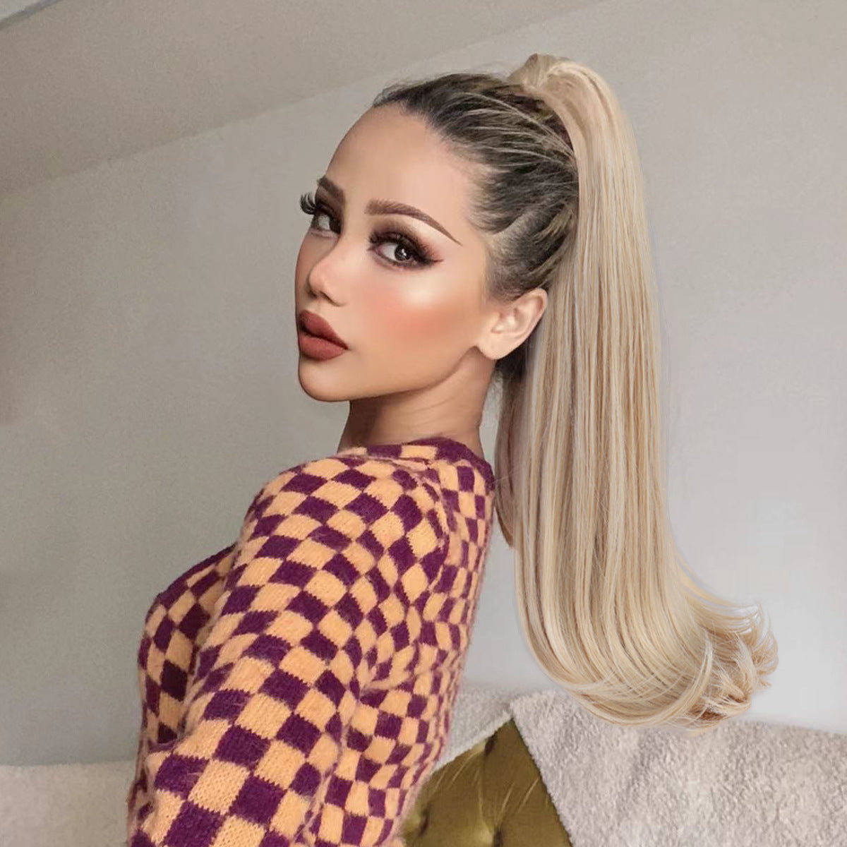 High-temperature synthetic hair female long hair slightly curled short curly hair with clips in the ponytail naturally held in the palm of the hand with fluffy curls