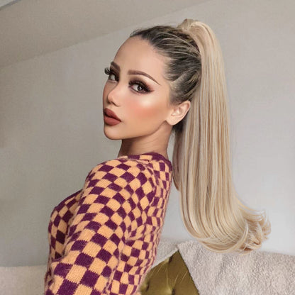 High-temperature synthetic hair female long hair slightly curled short curly hair with clips in the ponytail naturally held in the palm of the hand with fluffy curls