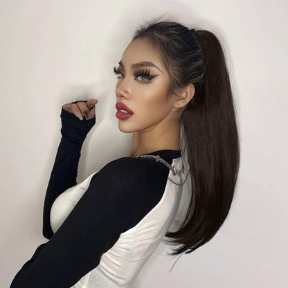 High-temperature synthetic hair female long hair slightly curled short curly hair with clips in the ponytail naturally held in the palm of the hand with fluffy curls